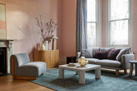 GlobeWest Tepih Dune Rug - Sacramento, styled in a room setting