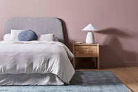GlobeWest Tepih Dune Rug - Sacramento, styled in a room setting