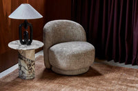 GlobeWest Tepih Neptune Rug - Ginger, styled in a room setting