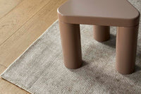 GlobeWest Tepih Neptune Rug - Seashell, styled in a room setting