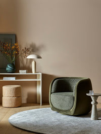 GlobeWest Tepih Dune Round Rug - Oatmeal, styled in a room setting