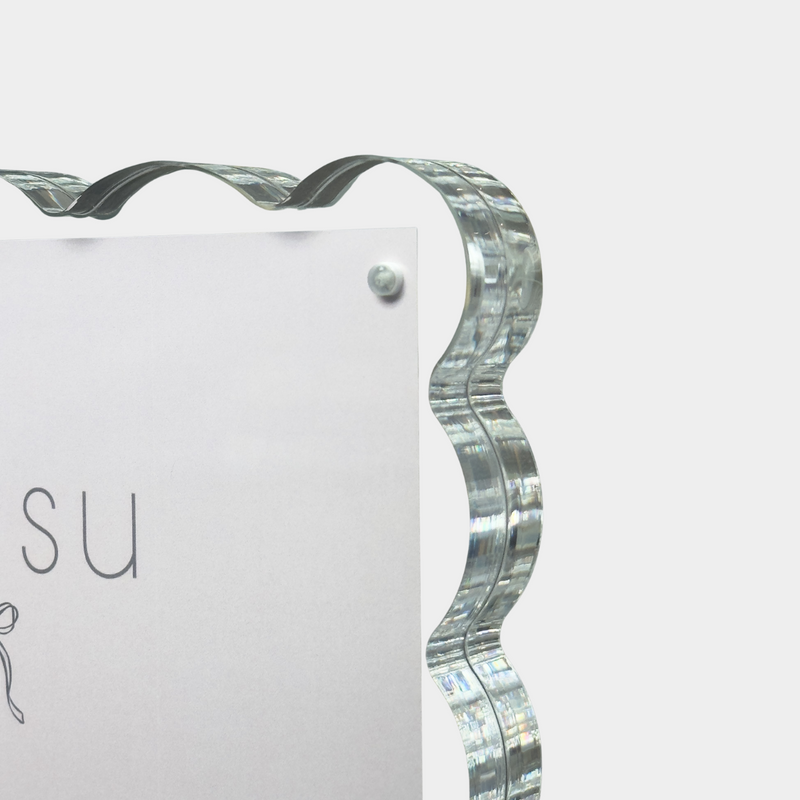 norsu Studio scalloped magnetic photo frame with acrylic background and wavy edges, designed for 4x6 and 5x7 inch prints