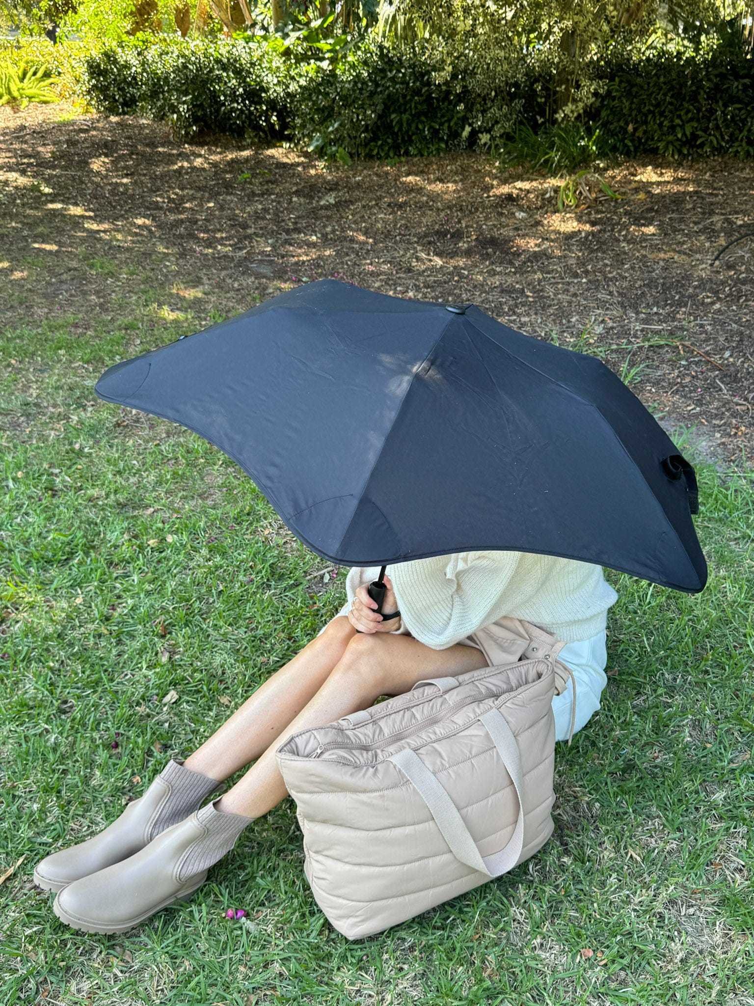 BLUNT Metro Umbrella in ink black with compact design, durable wind-resistant canopy, and ergonomic handle for everyday use.