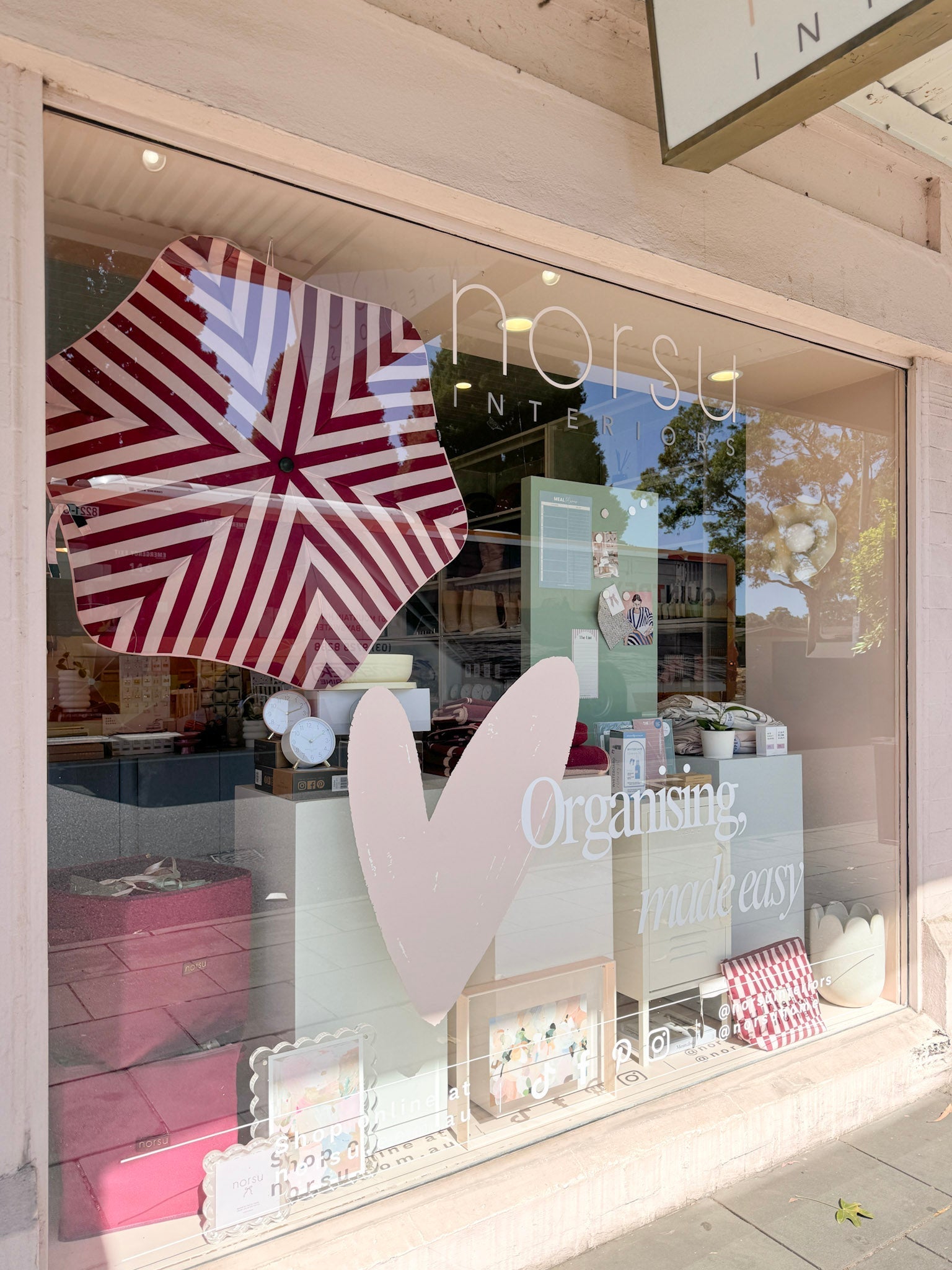 BLUNT Metro Umbrella in Desert Rose design with compact, durable, windproof canopy inspired by Australian Sturt Desert Rose petals