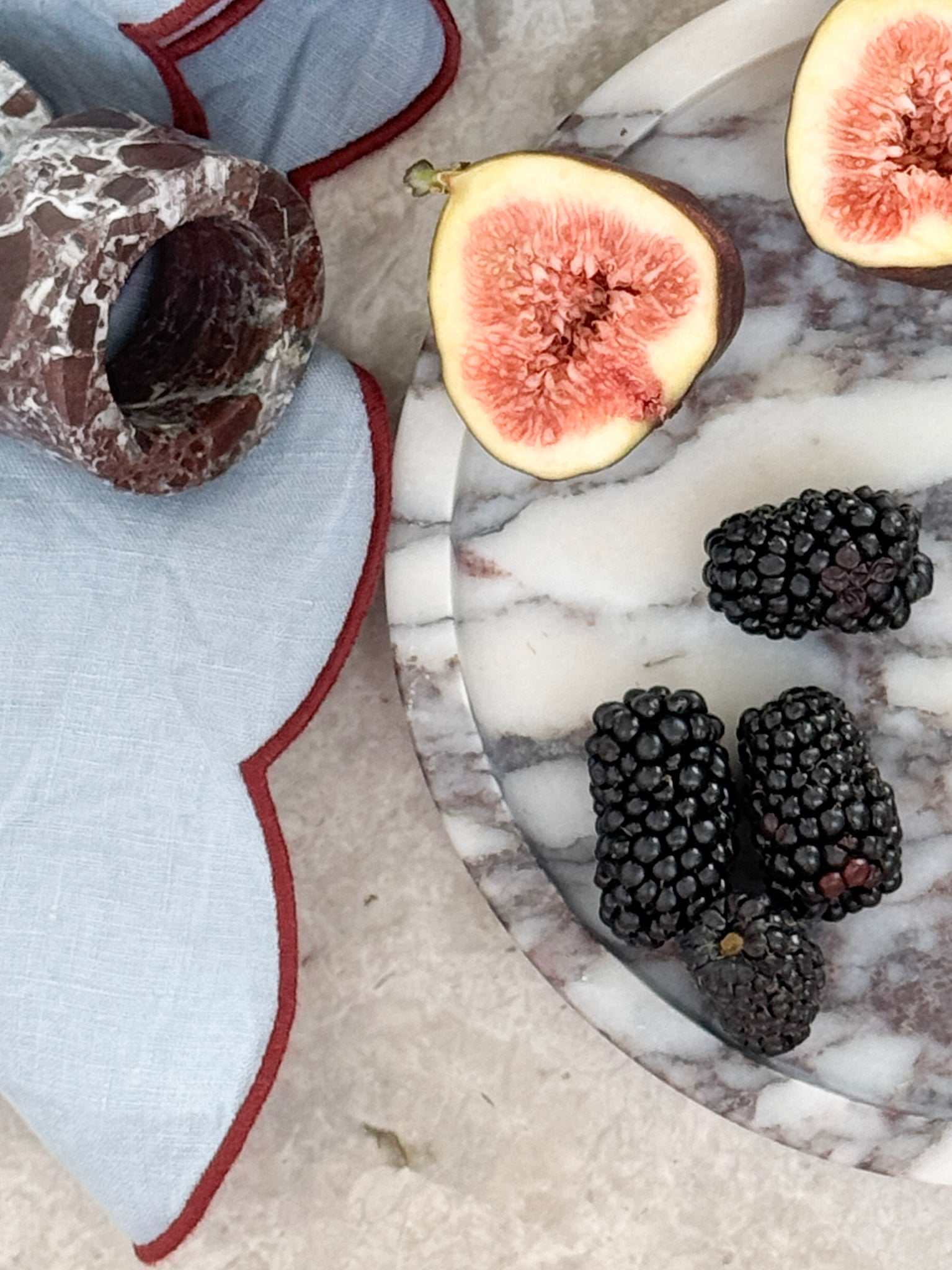 norsu STUDIO Duality Collection Viola marble round tray with lilac and plum veining