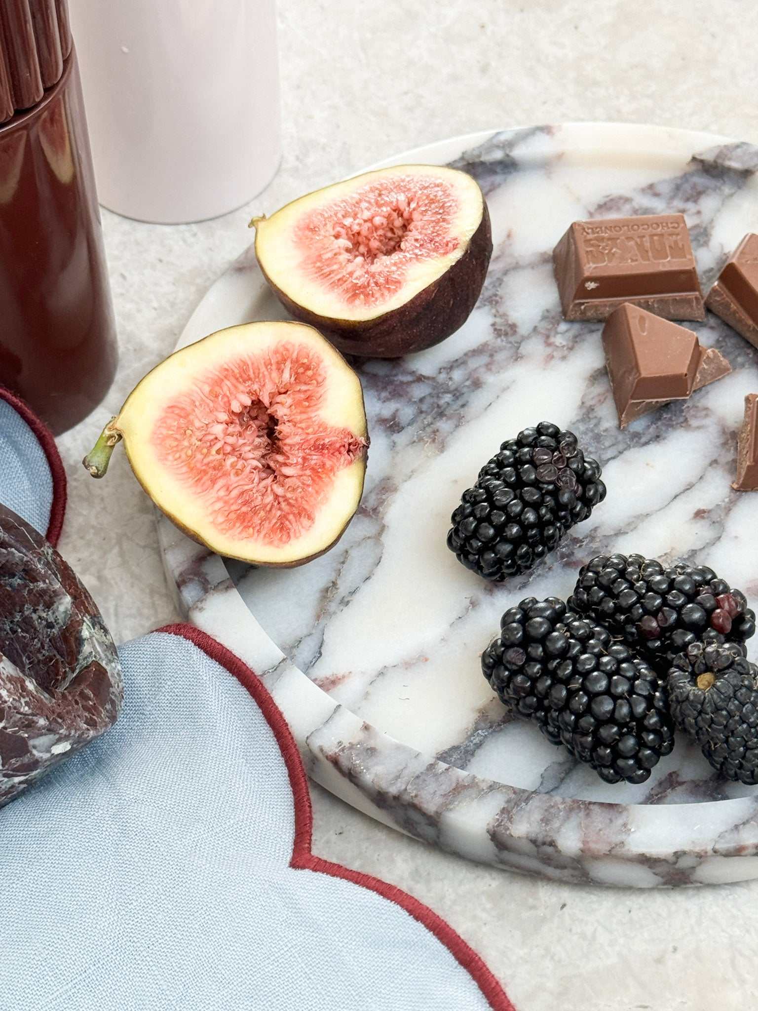 norsu STUDIO Duality Collection Viola Marble Round Tray with lilac and plum veining