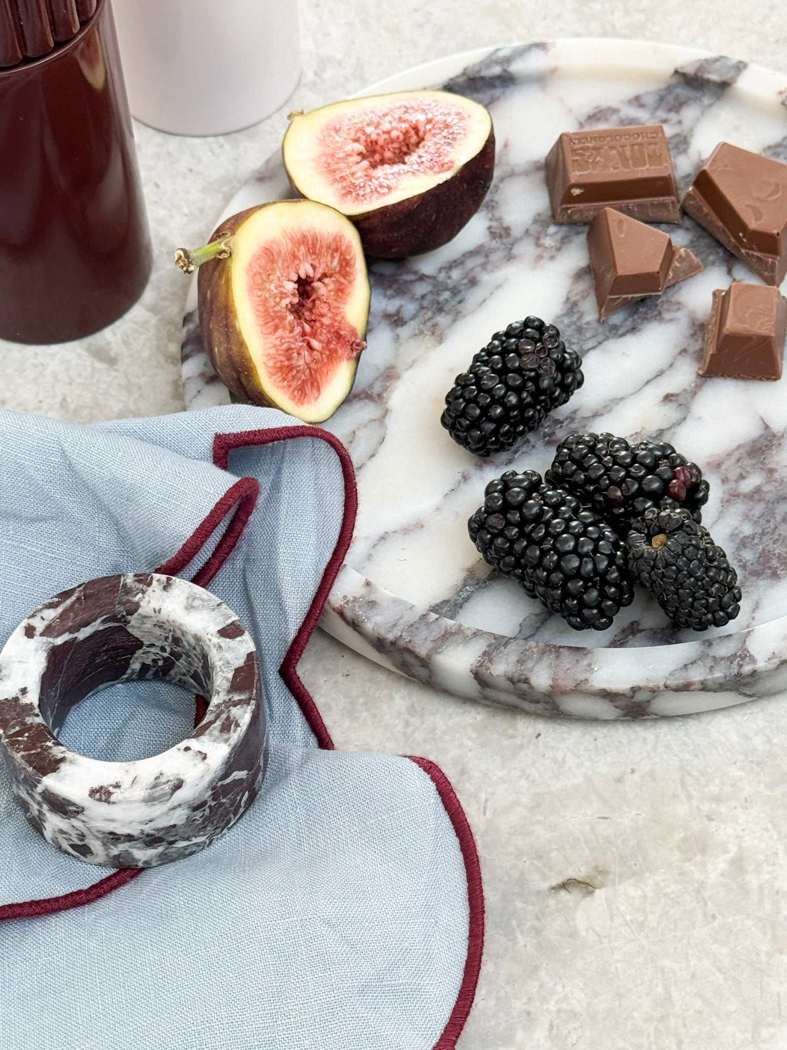 norsu STUDIO Duality Collection Viola marble round tray with lilac and plum veining