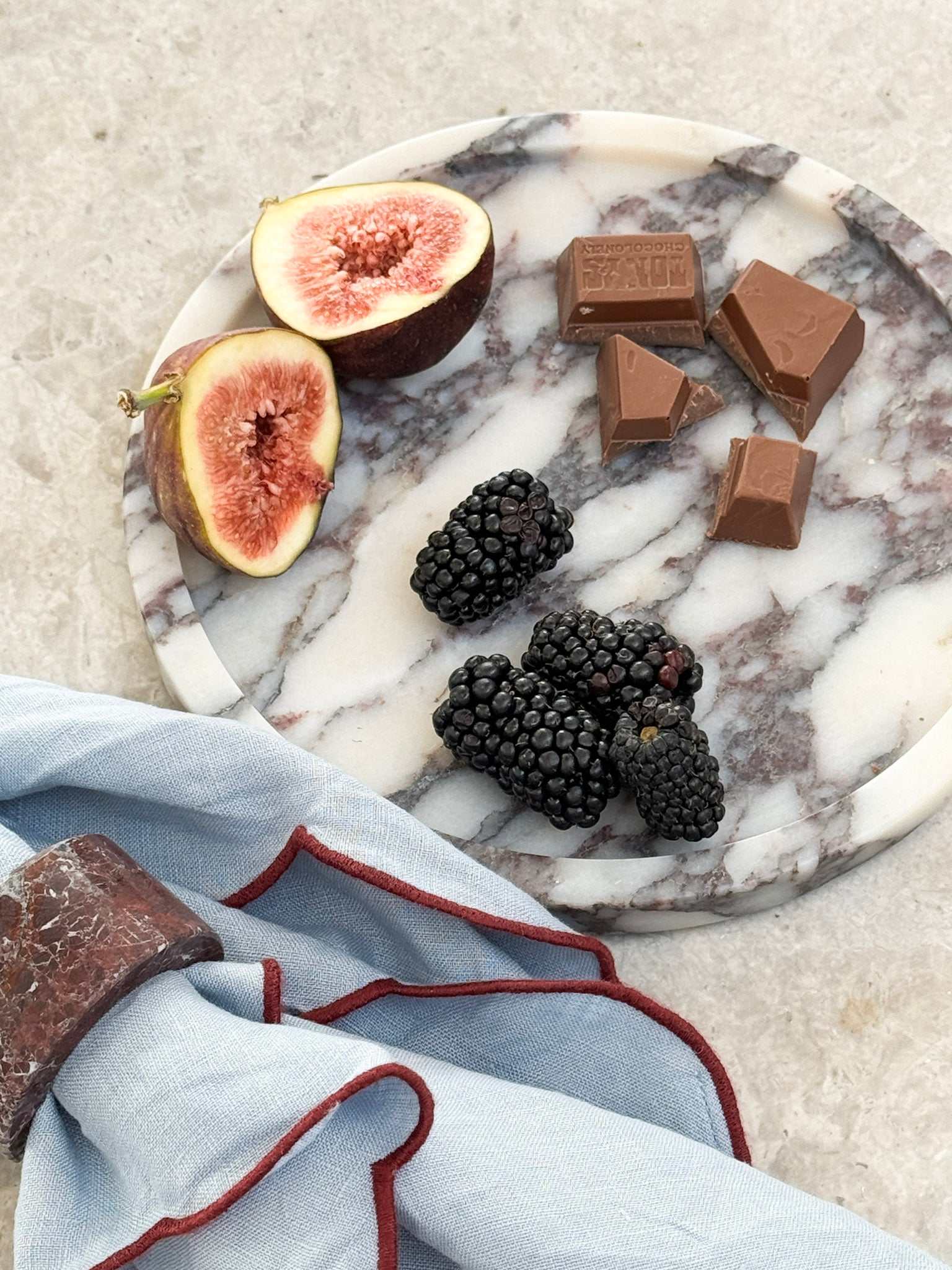 norsu STUDIO Duality Collection Viola marble round tray with lilac and plum veining