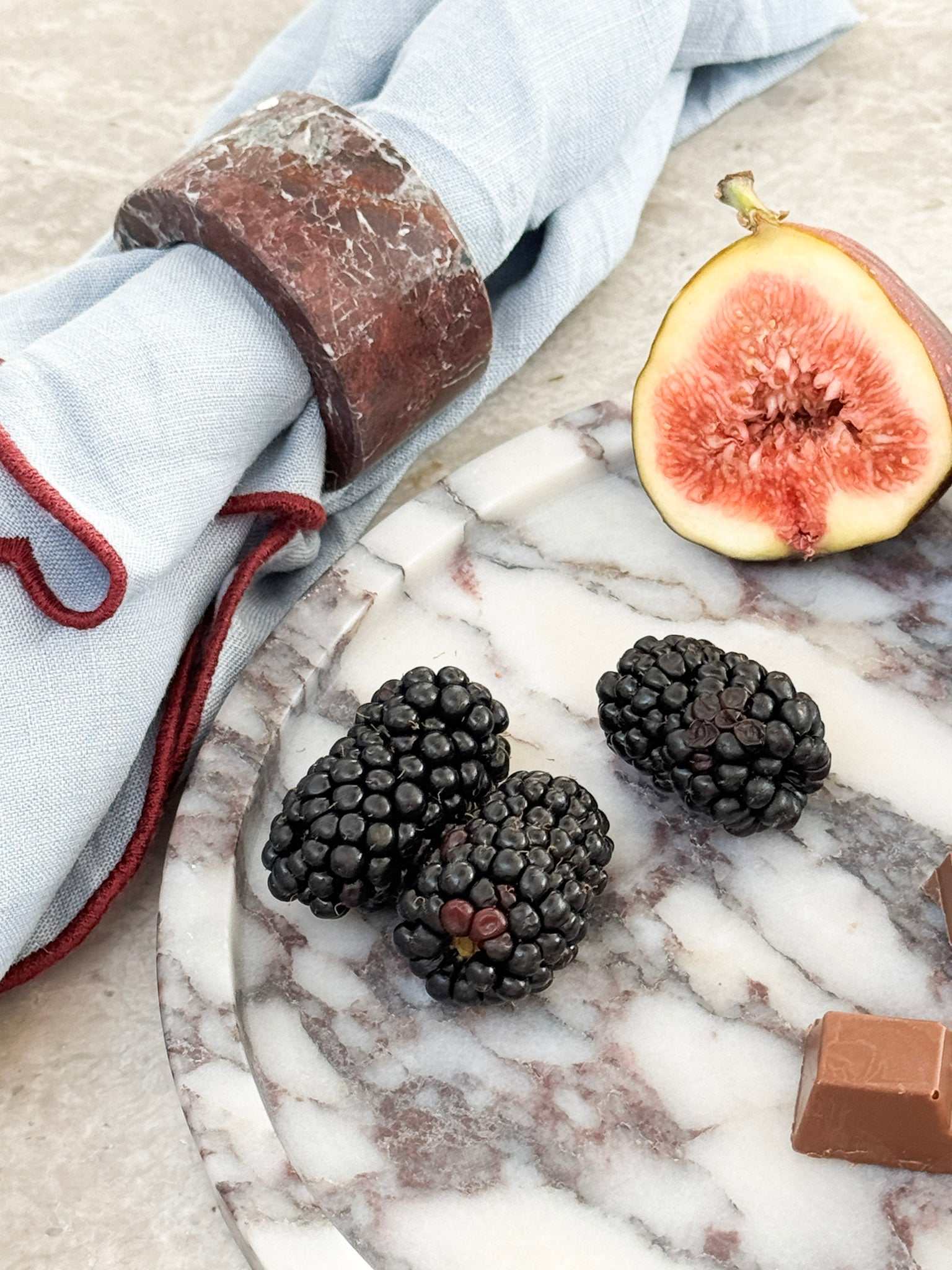 norsu STUDIO Duality Collection round Viola marble tray with lilac and plum veining