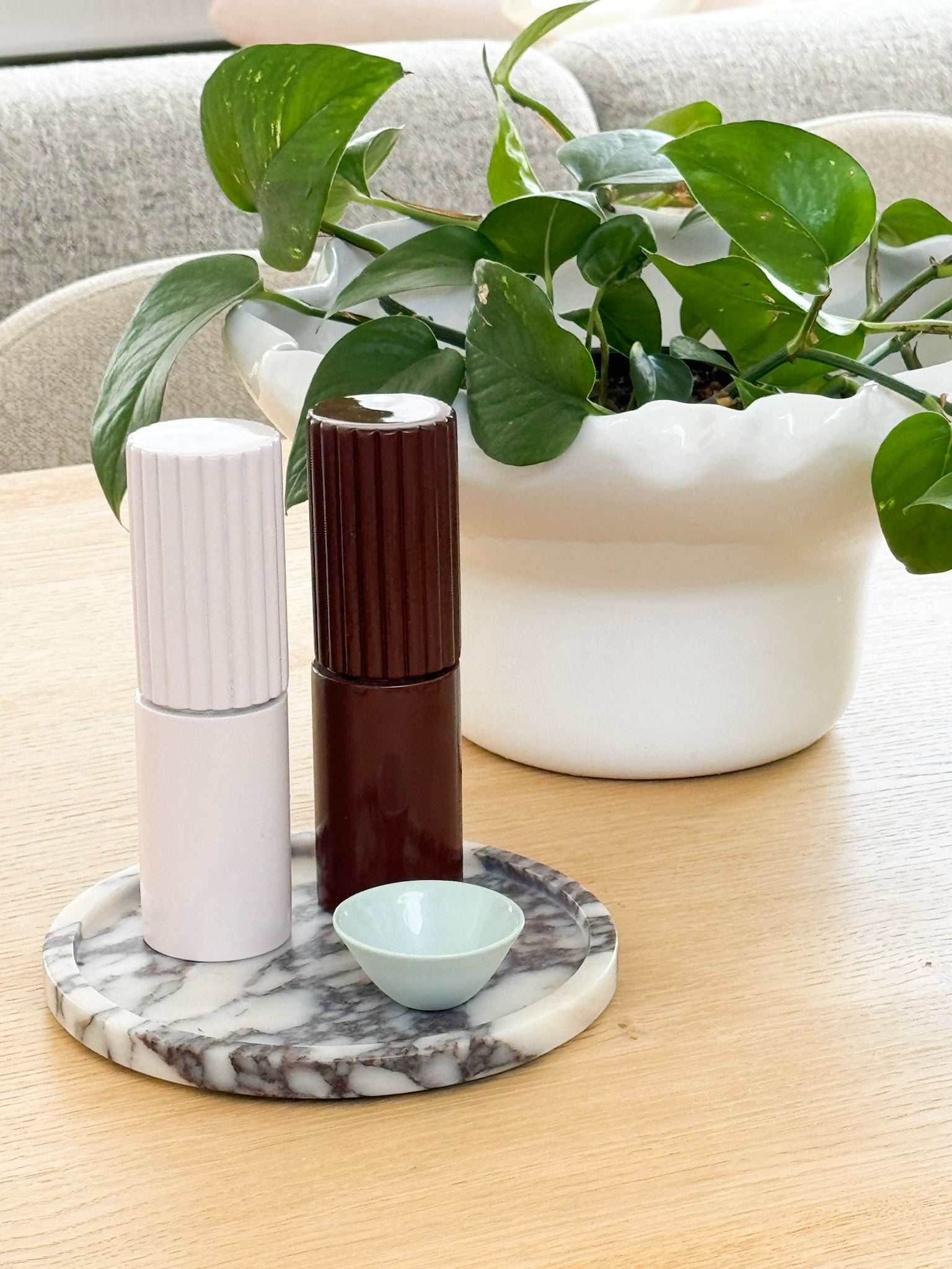 norsu STUDIO Duality Collection Viola round marble tray with lilac plum veining