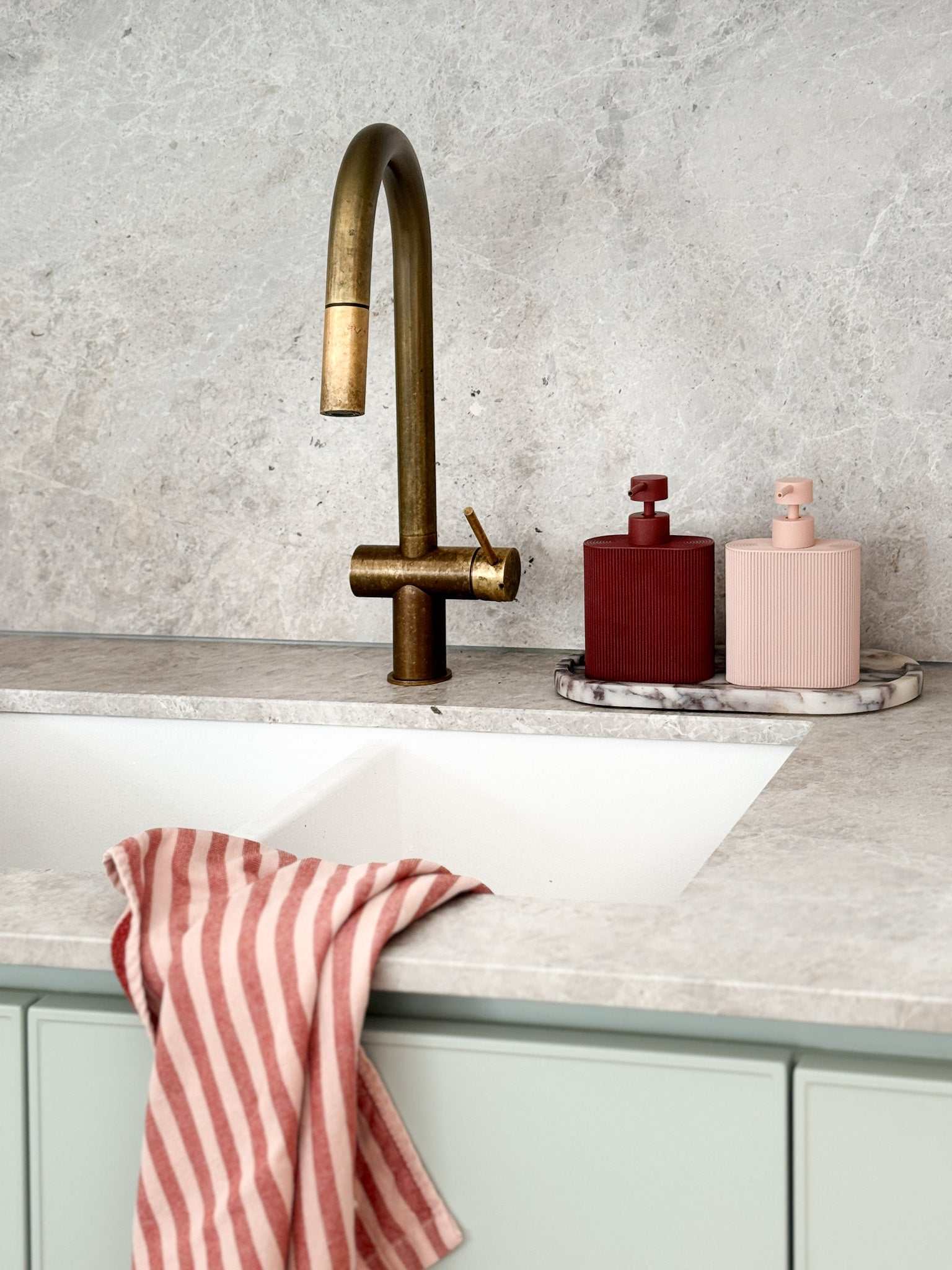 Russet Sid Resin Dispenser with ridged grip for kitchen or bathroom use