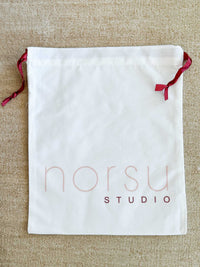 norsu Studio Linen scallop-edged napkin set with drawstring storage bag