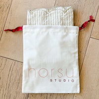 norsu Studio linen scallop-edged napkin set of 4 in oatmeal stripe with storage bag