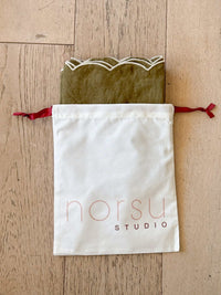 norsu Studio Linen olive scallop-edged napkins set of 4 with oatmeal edge in drawstring bag