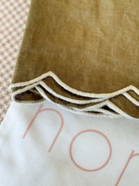Set of 4 norsu Studio Linen scallop-edged napkins in olive with oatmeal edge