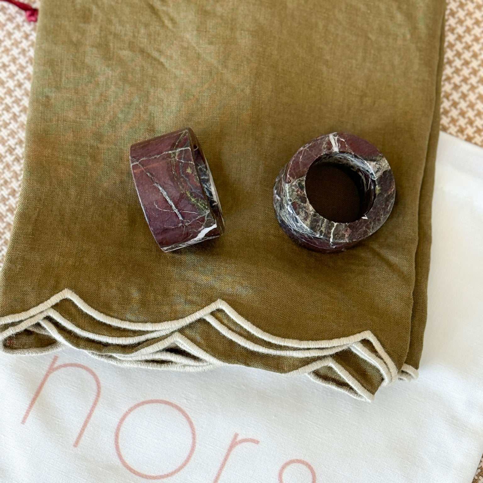 Set of 4 norsu STUDIO Marble Circular Napkin Rings in Rosso Levanto deep burgundy with white veining on olive scallop linen napkins