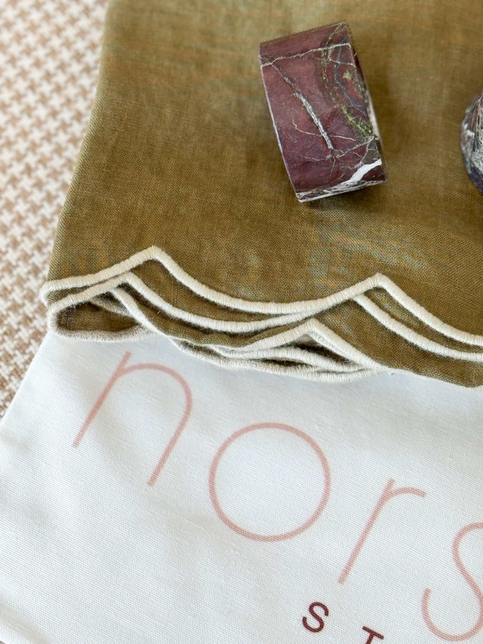 norsu STUDIO Marble Circular Napkin Rings Rosso Levanto deep burgundy Italian marble set of 4 on olive linen napkin