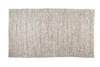 GlobeWest Tepih Bobble Rug - Fog, styled in a room setting