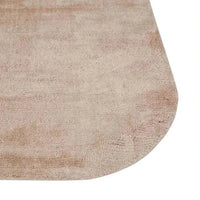 GlobeWest Tepih Curve Rug in dusty rose with rounded edges and subtle geometric pattern, handwoven soft pink indoor area rug