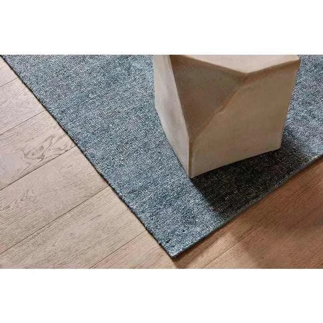 GlobeWest Tepih Dune Rug Sacramento in wool blend handwoven with subtle pattern on wooden floor
