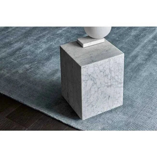 GlobeWest Tepih Tide Rug Marine close-up showing hand-woven viscose and wool ripple design with marble cube decor on dark wood floor