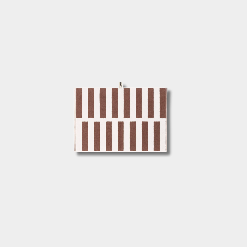Loop Home Hand Towel in coffee and ivory with jacquard weave, made from organic cotton, 75x50 cm.