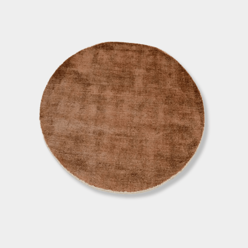 GlobeWest Tepih Neptune round ginger rug made of wool, silk, and cotton, hand woven, indoor use, stylish and textured circular area rug.