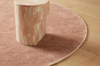 GlobeWest Tepih Neptune round dusty rose rug on wooden floor with marble stool