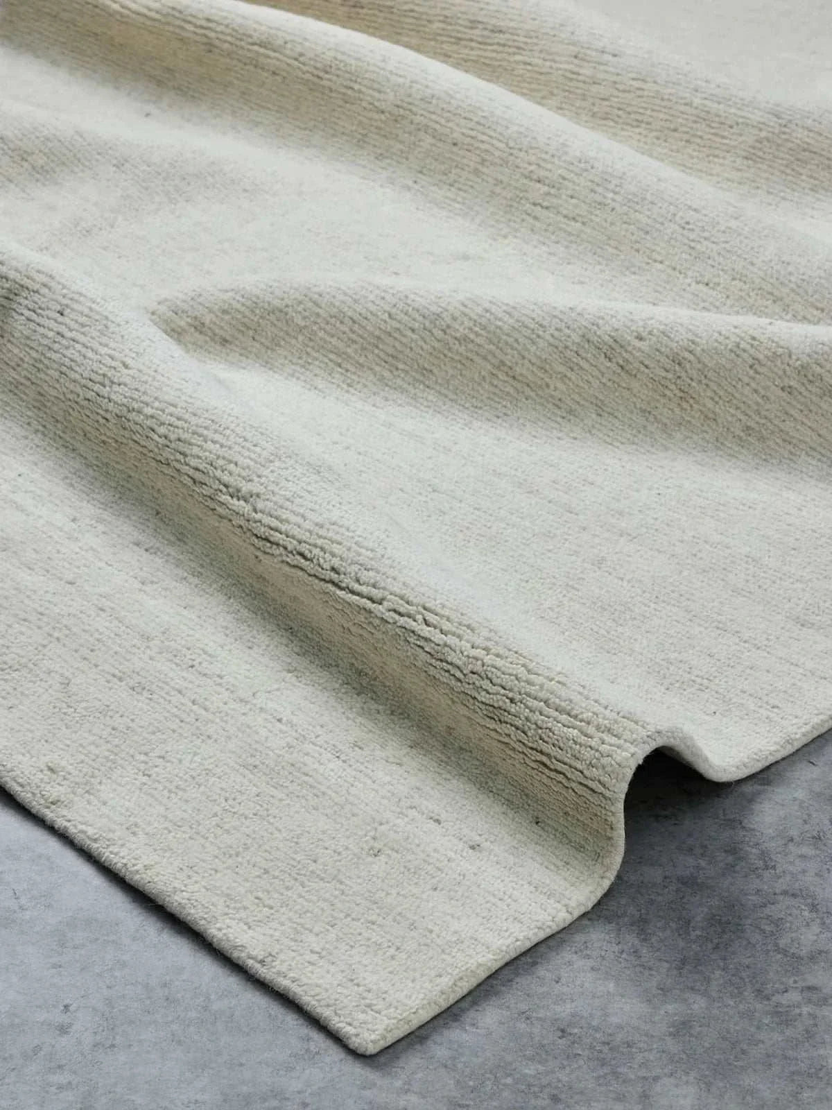 Hand-loomed Arctic Rug Breeze in ivory and silver tones, 100% wool, plush and durable for all home areas