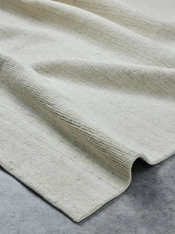 Hand-loomed Arctic Rug Breeze in ivory and silver tones, 100% wool, plush and durable for all home areas