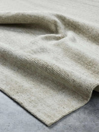 Hand-loomed Arctic Rug Latte in beige wool, soft and durable home decor