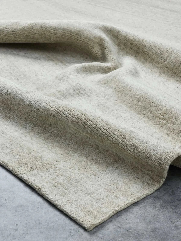 Hand-loomed Arctic Rug Latte in beige wool, soft and durable home decor