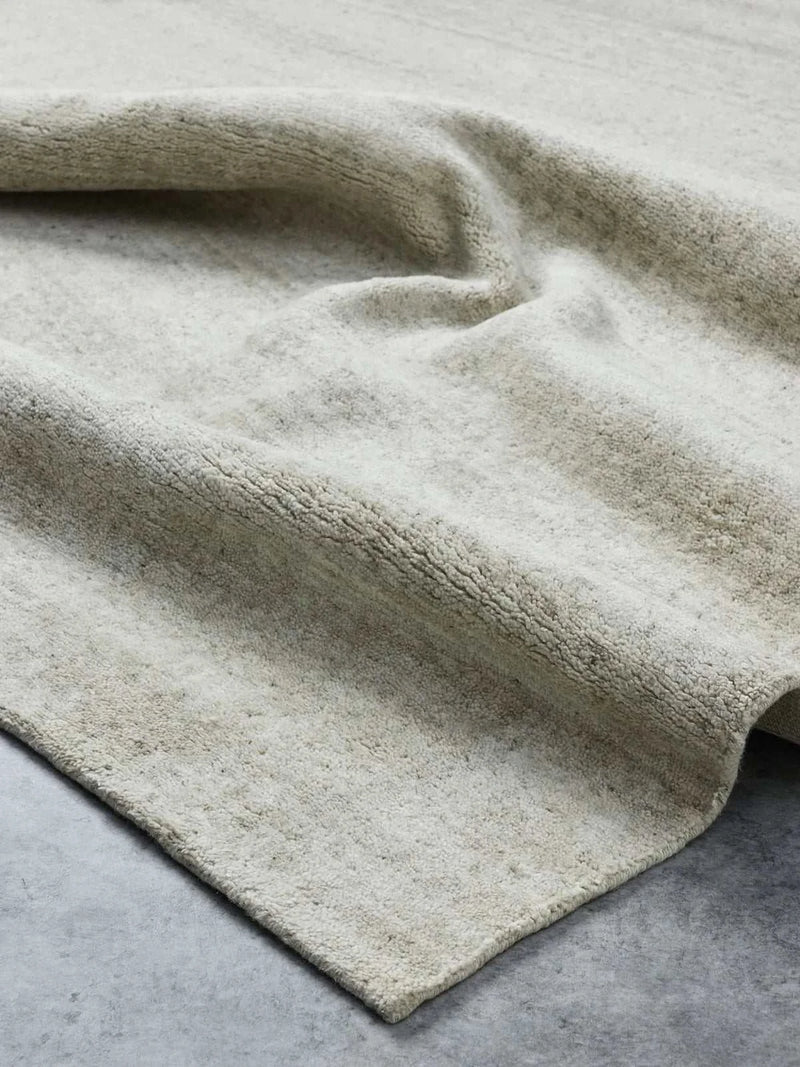 Hand-loomed Arctic Rug Latte in beige wool, soft and durable home decor