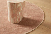 GlobeWest Tepih Neptune Round Rug - Dusty Rose, styled in a room setting