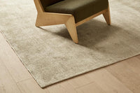 GlobeWest Tepih Neptune Rug - Silver Grey, styled in a room setting