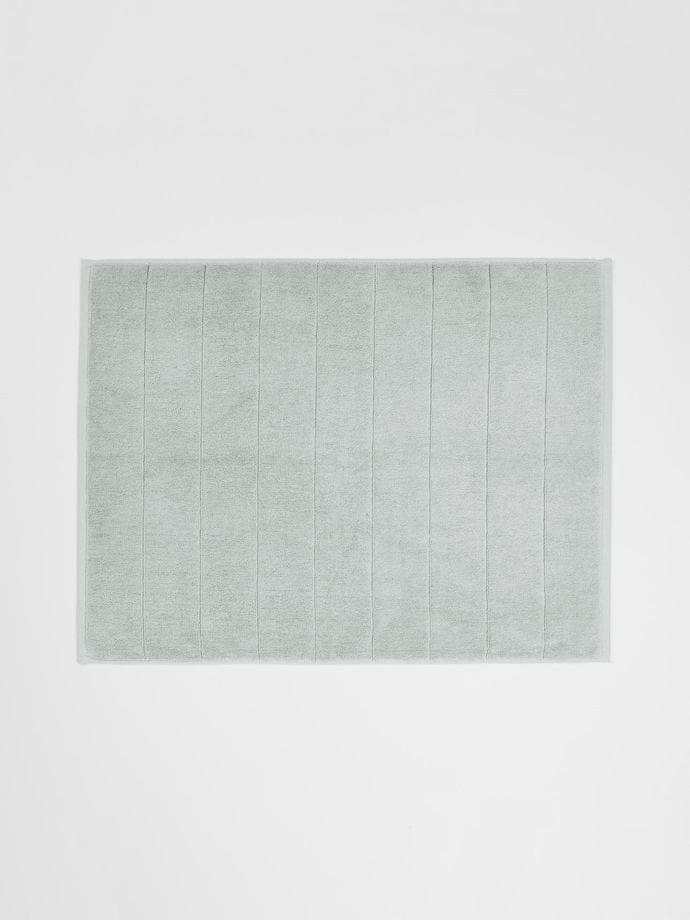 Paros Bath Mat in limestone color made from sustainable cotton with reversible design and high absorbency.