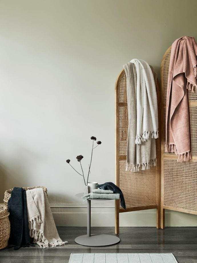 Paros Bath Mat in limestone color made from sustainable cotton with hand-knotted fringes and OEKO-TEX® certification.