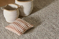 GlobeWest Tepih Bobble Rug - Fog, styled in a room setting