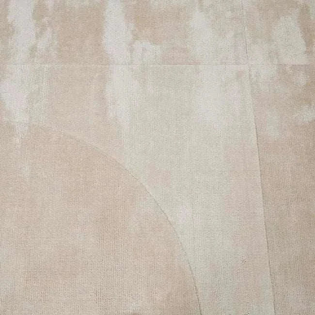 GlobeWest Tepih Curve Rug in sand color with subtle curved pattern and soft hand-woven texture for indoor use