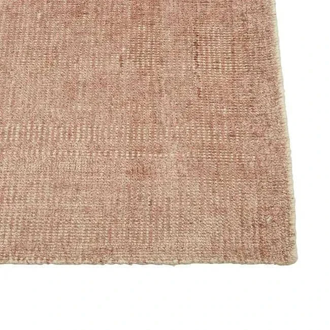 GlobeWest Tepih Neptune Rug in dusty rose hand-woven wool blend with subtle rustic texture
