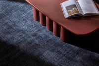 GlobeWest Tepih Neptune Rug - Midnight, styled in a room setting