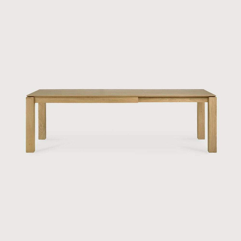 Ethnicraft Slice extendable dining table made of natural oak with seamless wood grain pattern