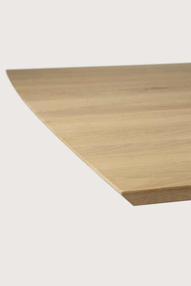 Close-up of natural oak Ethnicraft Mikado dining table corner showing smooth wood grain and beveled edge
